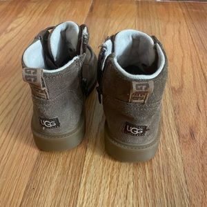UGG BOOTS
Kids Boy's Chelham Weather, Little Kid Waterproof suede, Medial zipper